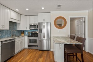 Condo, 3 chambres | Cuisine privée | Réfrigérateur, cafetière-théière, grille-pain