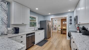 House, 3 Bedrooms | Private kitchen | Fridge, oven, coffee/tea maker, toaster