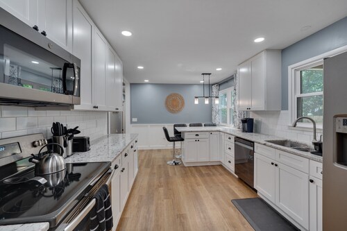 Relaxing Retreat Near North Hills & Downtown 3 Bedroom Home