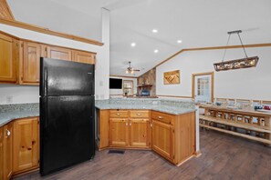 House, 3 Bedrooms | Private kitchen | Fridge, oven, coffee/tea maker, toaster