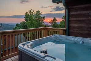 House, 3 Bedrooms | Outdoor spa tub