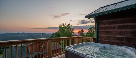 House, 3 Bedrooms | Outdoor spa tub