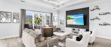 Maison, 6 chambres | Coin séjour | TV connectée