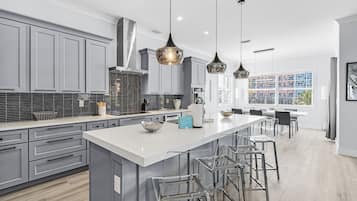 House, 6 Bedrooms | Private kitchen | Fridge, oven, coffee/tea maker, toaster