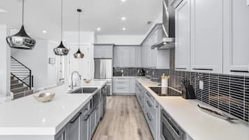 House, 6 Bedrooms | Private kitchen | Fridge, oven, coffee/tea maker, toaster