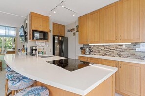 Condo, 2 Bedrooms | Private kitchen