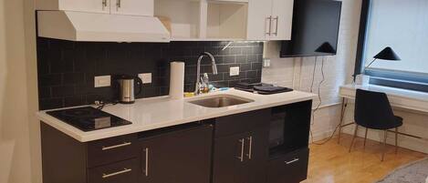 Kühlschrank, Mikrowelle, Herdplatte, Wasserkocher