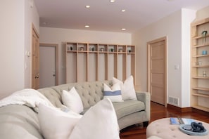 Televisión, chimenea, estéreo y oficina