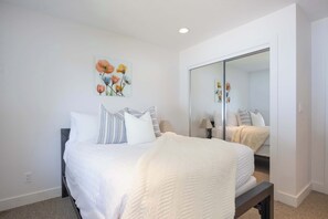 6 dormitorios, escritorio, tabla de planchar con plancha y cuna de viaje