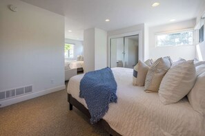 6 Schlafzimmer, Schreibtisch, Bügeleisen/Bügelbrett, Reisekinderbett