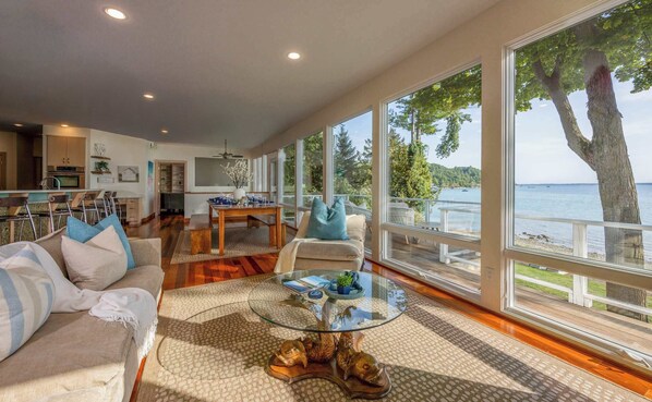 Una televisión, una chimenea, un reproductor estéreo, una oficina