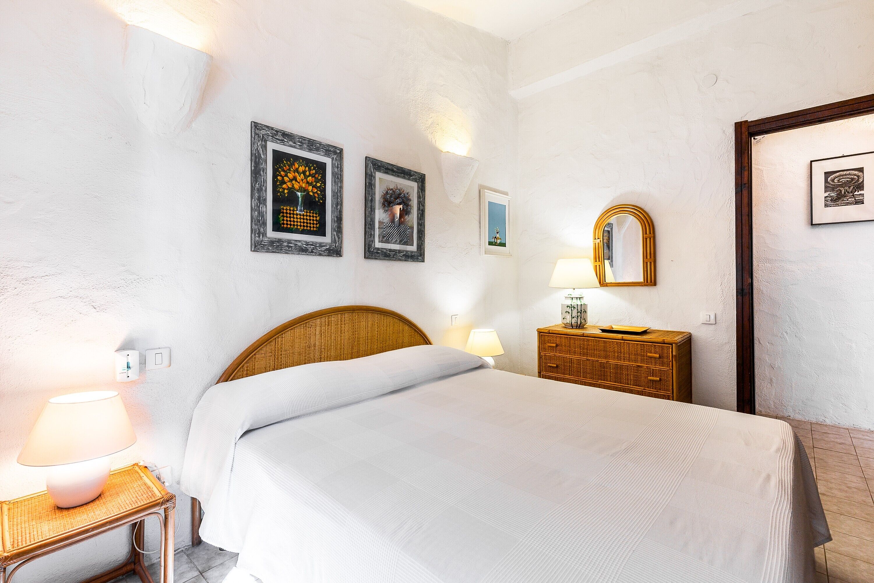 5 bedrooms, desk, iron/ironing board, WiFi