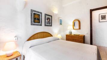5 bedrooms, desk, iron/ironing board, WiFi