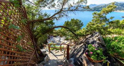 Villa Renata: Sunset Over the Sea, Direct Coastal Access, Pool & Panoramic Terraces