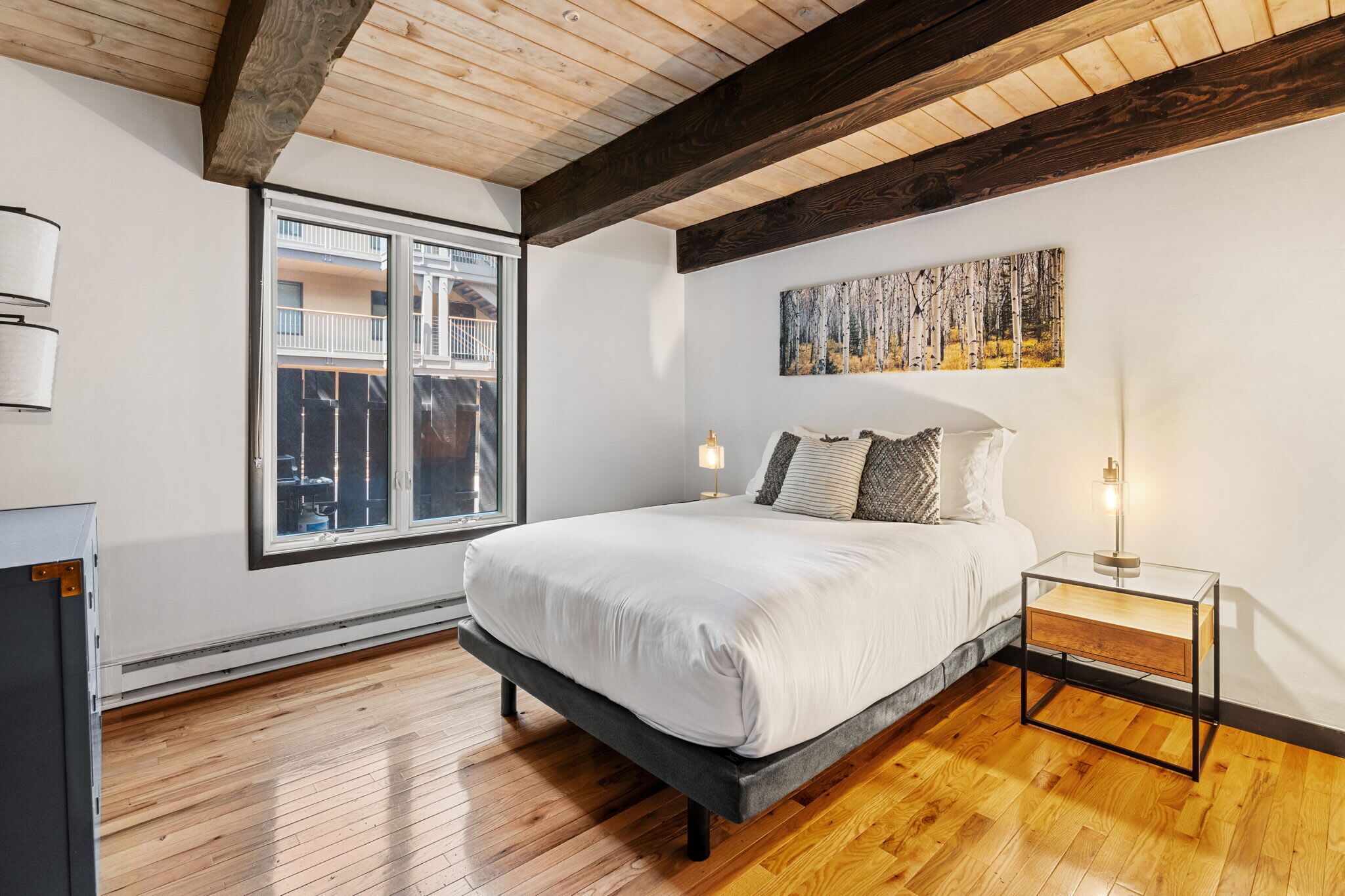 2 habitaciones, escritorio y tabla de planchar con plancha 