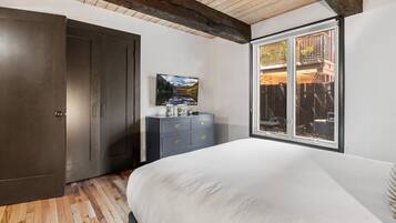 2 bedrooms, desk, iron/ironing board, travel cot