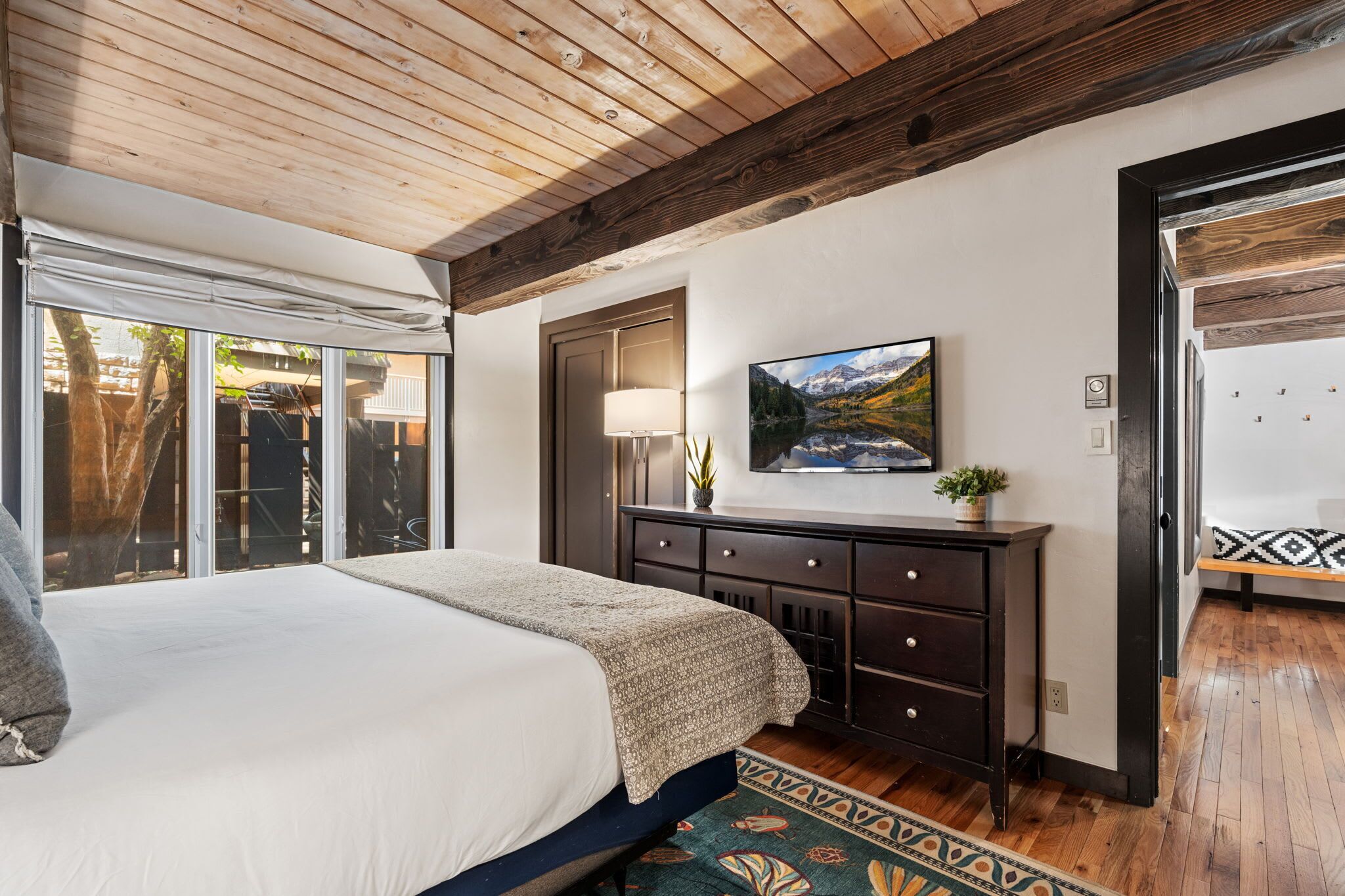 2 bedrooms, desk, iron/ironing board, travel crib