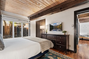 2 quartos, escrivaninha, ferros/tábuas de passar roupa, berço de viagem