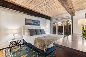 2 habitaciones, escritorio y tabla de planchar con plancha 