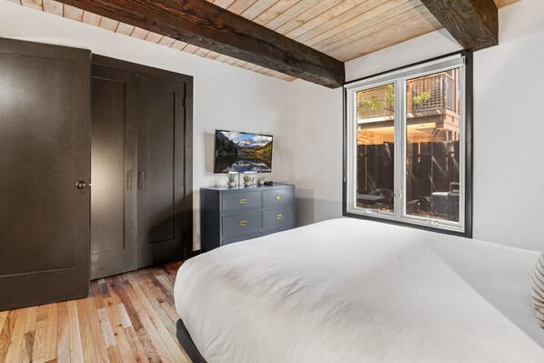 2 bedrooms, desk, iron/ironing board, travel cot