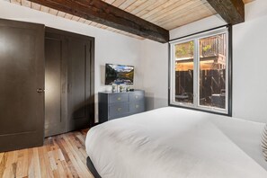 2 chambres, bureau, fer et planche à repasser, lit de bébé portatif