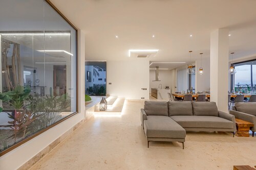 6BR Oceanfront Bliss With Private Chef and Pool