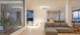 6BR Oceanfront Bliss With Private Chef and Pool