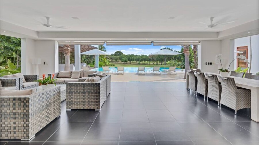 Beautifully-designed Contemporary Villa