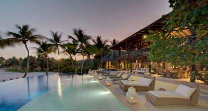 6 BR Beachfront Lush Oasis