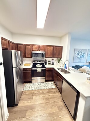 Refrigerador, microondas, horno, placa de cocina