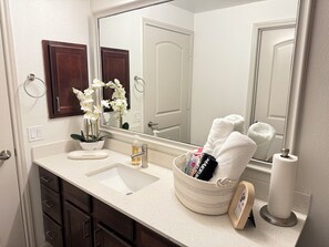 Baignoire à remous, séchoir à cheveux, serviettes fournies, savon