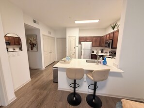 ثلاجة، ميكروويف، فرن، موقد طهي مسطح