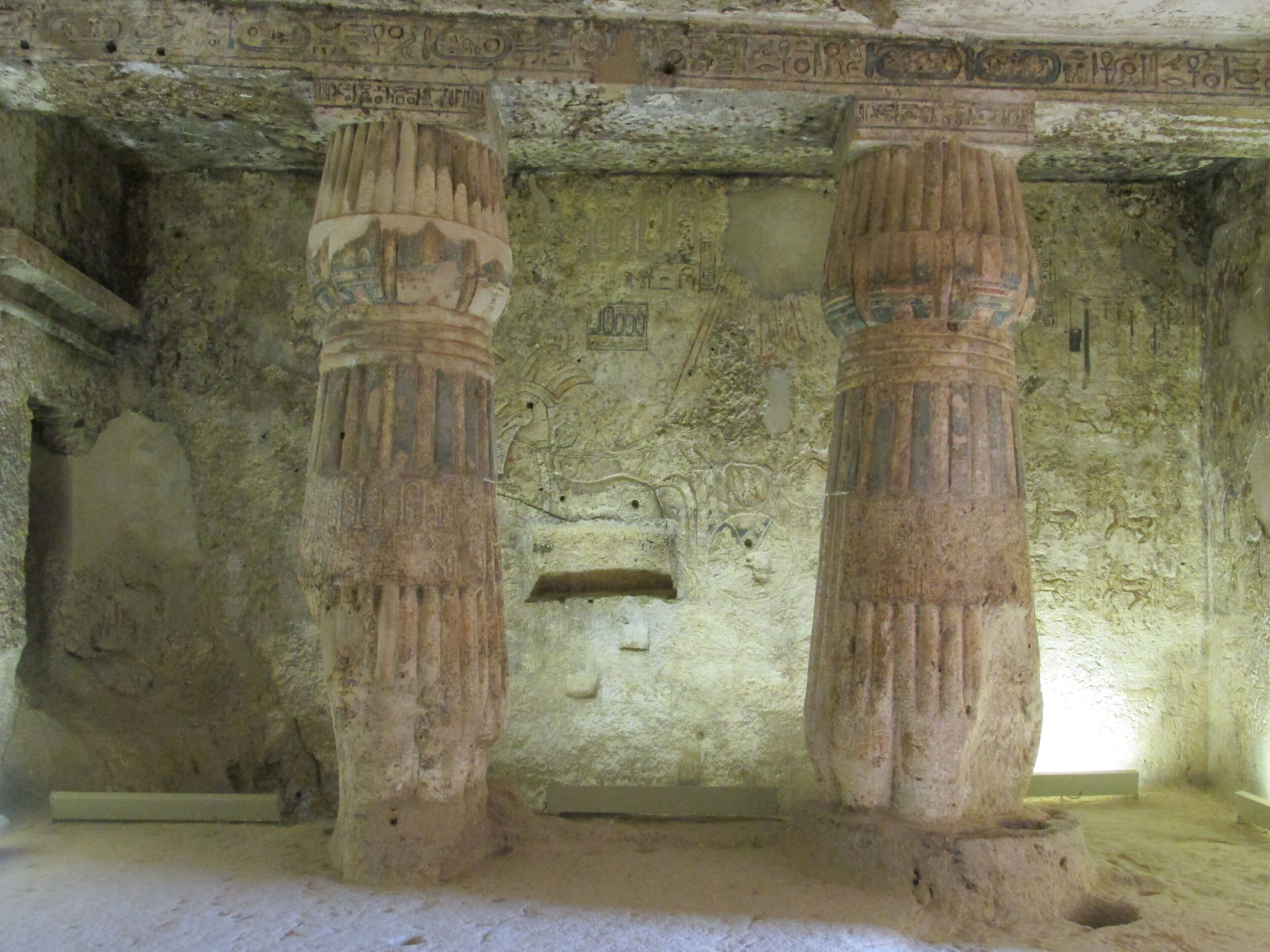 Eine uralte Steinarchitektur mit geschnitzten Säulen und Hieroglyphen.