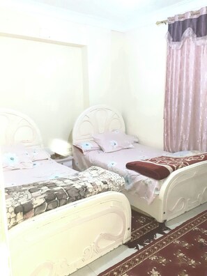 2 عدّة غرف نوم وملاءات أسرّة