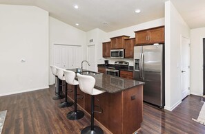 Fridge, microwave, oven, stovetop - Spacious 3BR/2BA Getaway in Des Moines (Des Moines)