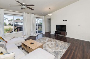 Televisión y oficina 