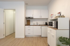 Fridge, microwave, oven, coffee/tea maker