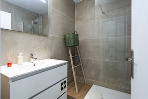 Shower, hair dryer, towels