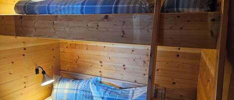 2 bedrooms, iron/ironing board, free WiFi