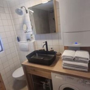 Ducha, secador de pelo, toallas, jabón
