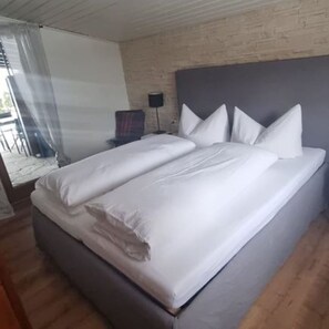 2 bedrooms, internet, bed sheets