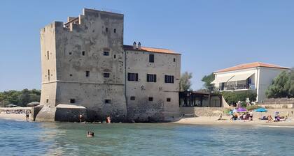 Apartment 'Leonardo' with Private Terrace, Wi-Fi and Air Conditioning