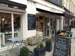 A café with outdoor seating, a chalkboard menu, and a sign for Pimlico Farm Shop. - Prime Chelsea Studio – 5 Min to Tube -Quiet & Safe (London)