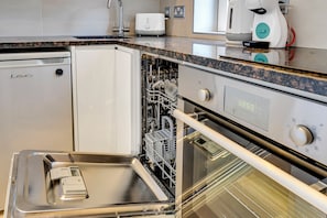 Microondas, horno, placa de cocina, lavavajillas