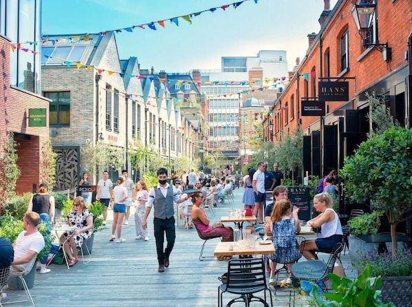 Outdoor dining - Prime Chelsea Studio – 5 Min to Tube -Quiet & Safe (London)