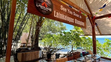 Tienda de campaña romántica, vista a la playa | Cocina privada | Refrigerador con congelador, parrilla de estufa y lavavajillas