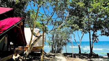 Vista frontal de la propiedad