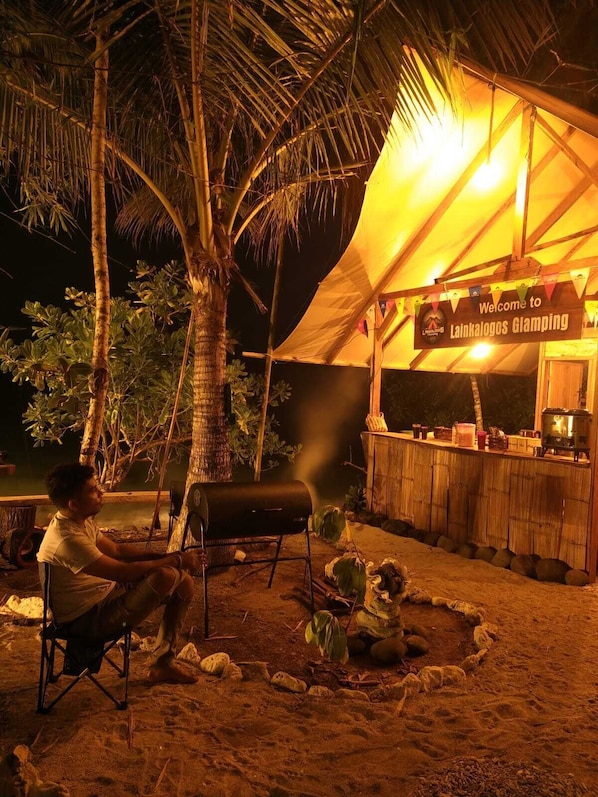 Tente Romantique, vue plage | Cuisine privée | Grand réfrigérateur, plaque de cuisson, lave-vaisselle