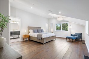 4 bedrooms, iron/ironing board, Internet, bed sheets
