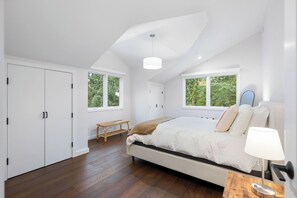 4 bedrooms, iron/ironing board, Internet, bed sheets